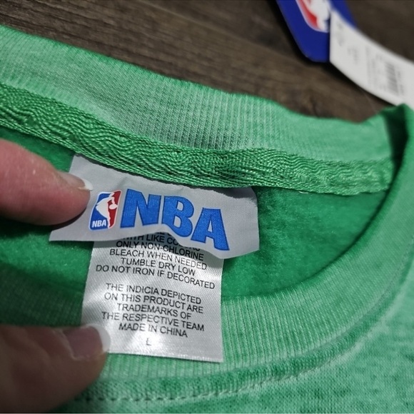 NBA Boston Celtics Women's Heathered Crew Neck Sweatshirt New With Tags - Picture 8 of 9